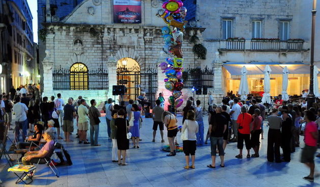 LZ Love and Lightning Red blues bend na Narodnom trgu, Foto: Ivan Dilber