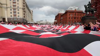 Hrvatski navijači u centru Moskve razvili divovsku zastavu Hrvatski navijači u centru Moskve razvili divovsku zastavu