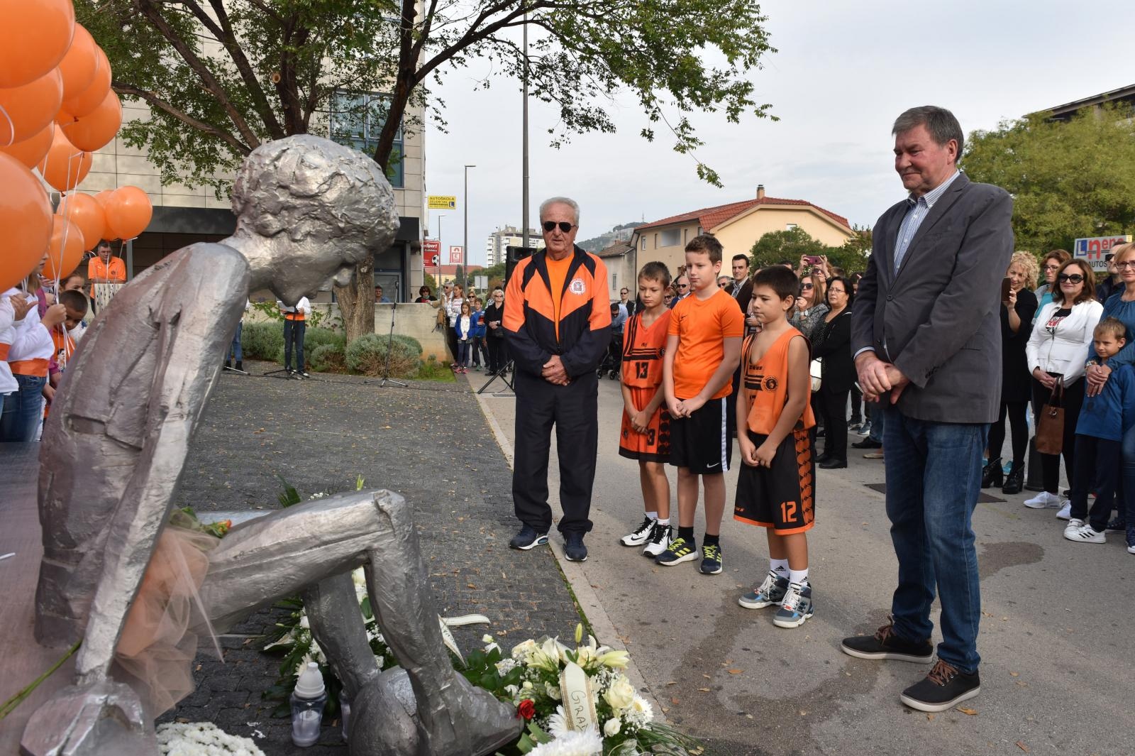 Šibenik: Puštanjem 53 balona obilježen rođendan Dražena Petrovića Šibenik: Puštanjem 53 balona obilježen rođendan Dražena Petrovića