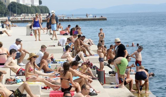 Opis  20.07.2014., Zadar – Osvjezenje od vrucine turisti su pronasli na zadarskoj rivi tik do Morskih orgulja. Photo: Filip Brala/PIXSELL Autor  Filip Brala/PIXSELL Ključne riječi  osvjezenje, vrucine, more, gradjani, turisti, ljeto, kupanje