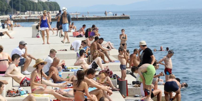 Opis 20.07.2014., Zadar – Osvjezenje od vrucine turisti su pronasli na zadarskoj rivi tik do Morskih orgulja. Photo: Filip Brala/PIXSELL Autor Filip Brala/PIXSELL Ključne riječi osvjezenje, vrucine, more, gradjani, turisti, ljeto, kupanje Opis 20.07.2014., Zadar – Osvjezenje od vrucine turisti su pronasli na zadarskoj rivi tik do Morskih orgulja. Photo: Filip Brala/PIXSELL Autor Filip Brala/PIXSELL Ključne riječi osvjezenje, vrucine, more, gradjani, turisti, ljeto, kupanje
