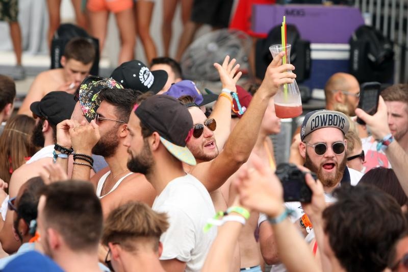 Zrće: Drugi dan Hideout festivala privukao je mnogobrojnu publiku na after beach party, Photo: Luka Stanzl/PIXSELL Zrće: Drugi dan Hideout festivala privukao je mnogobrojnu publiku na after beach party, Photo: Luka Stanzl/PIXSELL