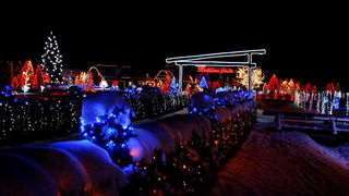 Cazma, 161209.
Grabovnica pokraj Cazme – Bozicna prica obitelji Salaj.
Zlatko Salaj ukrasio je i ove godine cijelo imanje s oko 1 milijun lampica. 
Za posjetitelje ce imanje biti otvoreno od subote 19.12. – 06. sijecnja od 17 h -21h. 
Foto: Goran Mehkek /