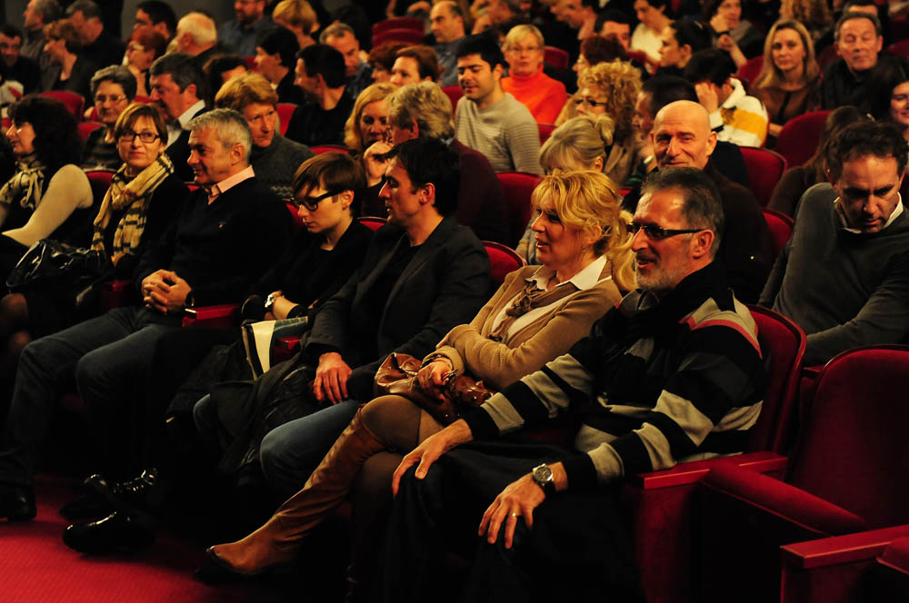 Zadar, 28.02.2013. snimio: Nenad Marčev,
PLANET ART,
Raymond Queneu,
STILSKE VJEŽBE,
Redatelj Tomislav Radić,
Igraju: Lela Margitić i Pero Kvrgić,
Dvorana HNK Zadar Zadar, 28.02.2013. snimio: Nenad Marčev,
PLANET ART,
Raymond Queneu,
STILSKE VJEŽBE,
Redatelj Tomislav Radić,
Igraju: Lela Margitić i Pero Kvrgić,
Dvorana HNK Zadar