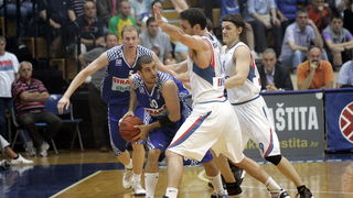 Zagreb, 050610.
KC Drazen Petrovic.
Trg Drazena Petrovica 3.
3. kosarkaska utakmica finala doigravanja izmedju Cibone i Zadra.
Na slici: Vedran Morovic u Akciji.
Foto: Goran Mehkek / CROPIX Zagreb, 050610.
KC Drazen Petrovic.
Trg Drazena Petrovica 3.
3. kosarkaska utakmica finala doigravanja izmedju Cibone i Zadra.
Na slici: Vedran Morovic u Akciji.
Foto: Goran Mehkek / CROPIX