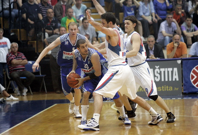 Zagreb, 050610.
KC Drazen Petrovic.
Trg Drazena Petrovica 3.
3. kosarkaska utakmica finala doigravanja izmedju Cibone i Zadra.
Na slici: Vedran Morovic u Akciji.
Foto: Goran Mehkek / CROPIX Zagreb, 050610.
KC Drazen Petrovic.
Trg Drazena Petrovica 3.
3. kosarkaska utakmica finala doigravanja izmedju Cibone i Zadra.
Na slici: Vedran Morovic u Akciji.
Foto: Goran Mehkek / CROPIX