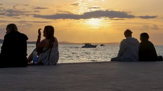 Zadar: Turisti uživaju u zalasku sunca
