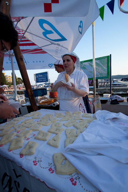 Biograd: 6. Dugi svehrvatski eno-eko-gastro-etno stol, Foto: Franjo Jurić Biograd: 6. Dugi svehrvatski eno-eko-gastro-etno stol, Foto: Franjo Jurić