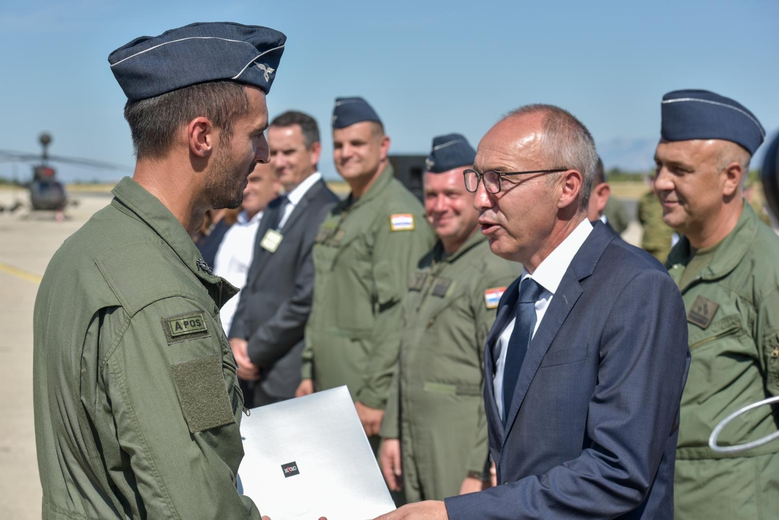 Svečanost povodom završetka obuke pilota na helikopterima OH-58D Kiowa Warrior Svečanost povodom završetka obuke pilota na helikopterima OH-58D Kiowa Warrior