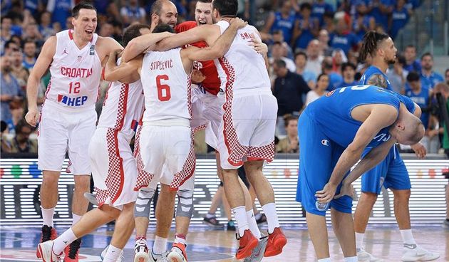 Torino: Slavlje hrvatskih košarkaša nakon pobjede protiv Italije. Foto: Hina