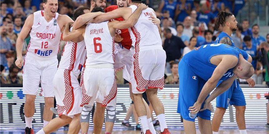 Torino: Slavlje hrvatskih košarkaša nakon pobjede protiv Italije. Foto: Hina