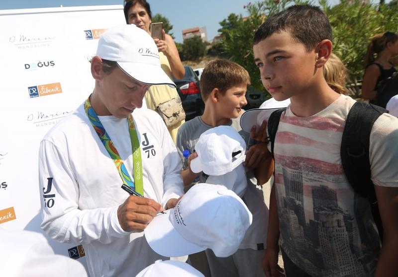 Zlatni olimpijci Fantela i Marenić družili se sa šibenskom djecom povodom dana jedrenja. Photo: Duško Jaramaz/PIXSELL Zlatni olimpijci Fantela i Marenić družili se sa šibenskom djecom povodom dana jedrenja. Photo: Duško Jaramaz/PIXSELL