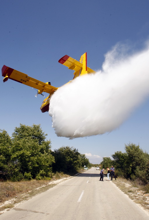 Visocane, 080811.
VOC Zadar zaprimio je danas nesto iza 13 sati dojavu o pozaru otvorenog prostora kod mjesta Visocane. Gori hrastova suma. U gasenju sudjeluju JVP Zadar i DVD Pljusak s 20 vatrogasaca i 5 vatrogasnih vozila, a ocekuje se i dolazak vatroga