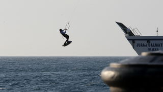 Zadar, 190312.
Dok neke od juga boli glava, ovaj kitesurfer jedva je docekao da zapuse.
Na fotografiji : Kitesurfer izvodi vratolomije u blizini zadarskih orgulja.
Foto : Andrija Lucic / cropix Zadar, 190312.
Dok neke od juga boli glava, ovaj kitesurfer jedva je docekao da zapuse.
Na fotografiji : Kitesurfer izvodi vratolomije u blizini zadarskih orgulja.
Foto : Andrija Lucic / cropix