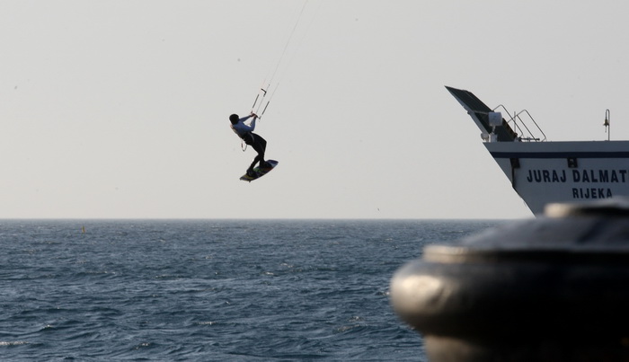 Zadar, 190312.
Dok neke od juga boli glava, ovaj kitesurfer jedva je docekao da zapuse.
Na fotografiji : Kitesurfer izvodi vratolomije u blizini zadarskih orgulja.
Foto : Andrija Lucic / cropix Zadar, 190312.
Dok neke od juga boli glava, ovaj kitesurfer jedva je docekao da zapuse.
Na fotografiji : Kitesurfer izvodi vratolomije u blizini zadarskih orgulja.
Foto : Andrija Lucic / cropix