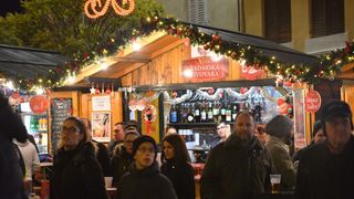 Advent u Zadru: Neno Belan i Fiumensi raspjevali i rasplesali i staro i mlado na Trgu Petra Zoranića Advent u Zadru: Neno Belan i Fiumensi raspjevali i rasplesali i staro i mlado na Trgu Petra Zoranića