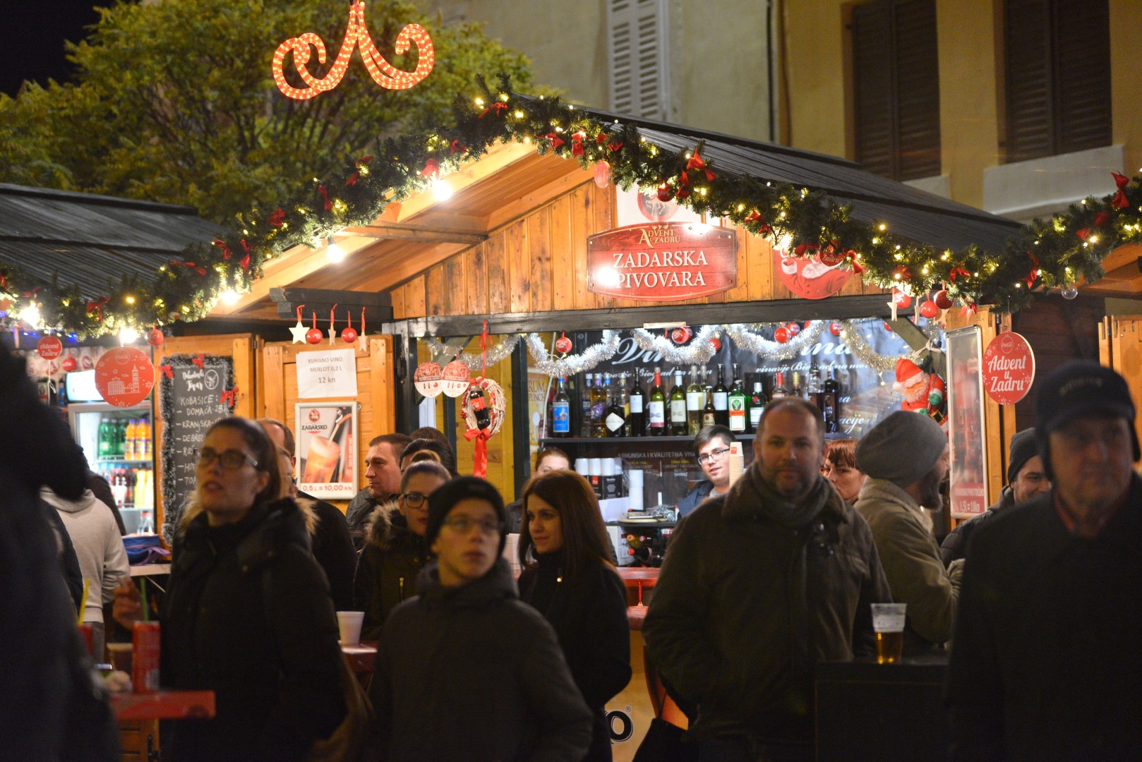 Advent u Zadru: Neno Belan i Fiumensi raspjevali i rasplesali i staro i mlado na Trgu Petra Zoranića Advent u Zadru: Neno Belan i Fiumensi raspjevali i rasplesali i staro i mlado na Trgu Petra Zoranića