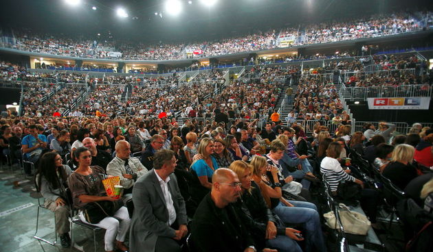 Zagreb, 200911.
Laniste, dvorana Arena.
Koncert britanskog pjevaca i tekstopisaca George Michaela. 
Na slici: publika.
Foto: Goran Mehkek / CROPIX