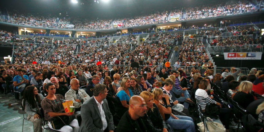 Zagreb, 200911.
Laniste, dvorana Arena.
Koncert britanskog pjevaca i tekstopisaca George Michaela.
Na slici: publika.
Foto: Goran Mehkek / CROPIX Zagreb, 200911.
Laniste, dvorana Arena.
Koncert britanskog pjevaca i tekstopisaca George Michaela.
Na slici: publika.
Foto: Goran Mehkek / CROPIX