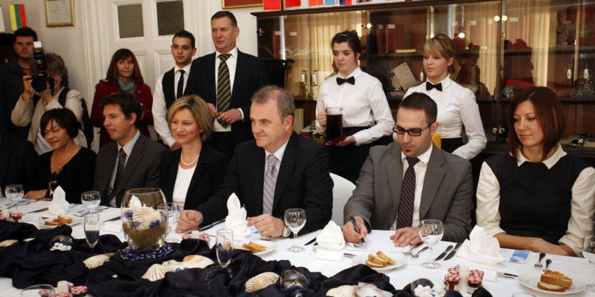 Opatija, 161112.
Ministar turizma Veljko Ostojic u sklopu posjeta Primorsko-goranskoj zupaniji gostovao je na dorucku u Ugostiteljskoj skoli Opatija. Dorucku su prisustvovali i predstavnici hotelskih grupacija i turisticki i ugostiteljski djelatnici s pod Opatija, 161112.
Ministar turizma Veljko Ostojic u sklopu posjeta Primorsko-goranskoj zupaniji gostovao je na dorucku u Ugostiteljskoj skoli Opatija. Dorucku su prisustvovali i predstavnici hotelskih grupacija i turisticki i ugostiteljski djelatnici s pod