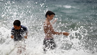 Zadar, 200711.
Jaka tramontana puse od sinoc. Dok mnogima stvara probleme u morskom prometu neki uzivaju u velikim valovima. 
Foto: Jure Miskovic / CROPIX