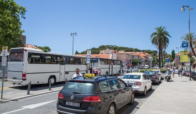 Svakodnevne ljetne guzve na Stradunu.