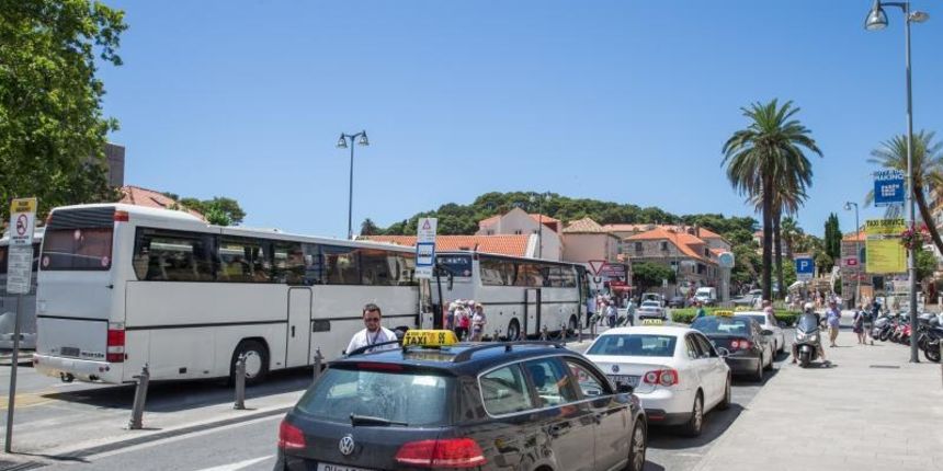 Svakodnevne ljetne guzve na Stradunu. Svakodnevne ljetne guzve na Stradunu.