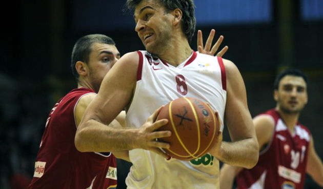 Zagreb, 071109. Kosarkaska utakmica NLB lige 4.kolo: Cedevita – Crvena Zvezda u dvorani Sutlinska vrela. Na slici: Andrija Zizic sa loptom pored Milan Milosevic. Foto: Drago Sopta / CROPIX