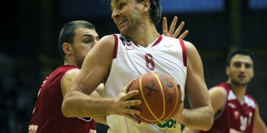 Zagreb, 071109. Kosarkaska utakmica NLB lige 4.kolo: Cedevita – Crvena Zvezda u dvorani Sutlinska vrela. Na slici: Andrija Zizic sa loptom pored Milan Milosevic. Foto: Drago Sopta / CROPIX