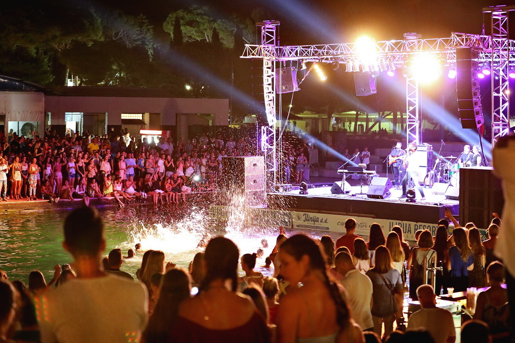 Fenomenalni Petar Grašo raspjevao i rasplesao Biograd Fenomenalni Petar Grašo raspjevao i rasplesao Biograd