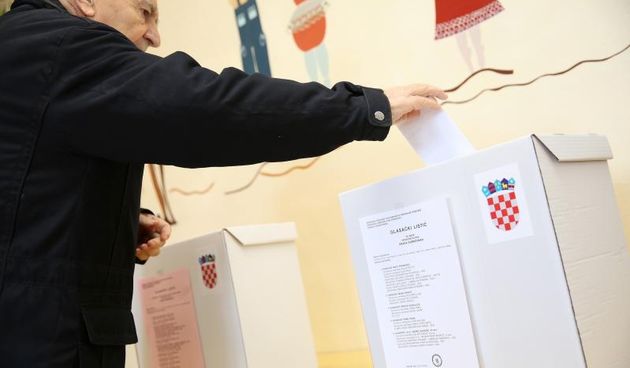 Dubrovnik – Gradjani glasuju na izvanrednim izborima za gradonacelnika. Photo: Grgo Jelavic/PIXSELL Autor  Grgo Jelavic/PIXSELL Ključne riječi  gradonacelnik, glasovanje, gradjani, izvanredni izbori za gradonacelnika