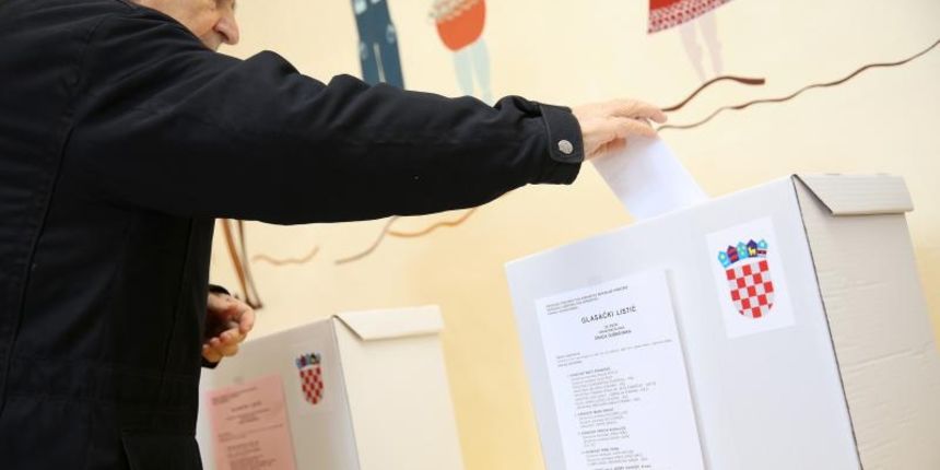 Dubrovnik – Gradjani glasuju na izvanrednim izborima za gradonacelnika. Photo: Grgo Jelavic/PIXSELL Autor  Grgo Jelavic/PIXSELL Ključne riječi  gradonacelnik, glasovanje, gradjani, izvanredni izbori za gradonacelnika