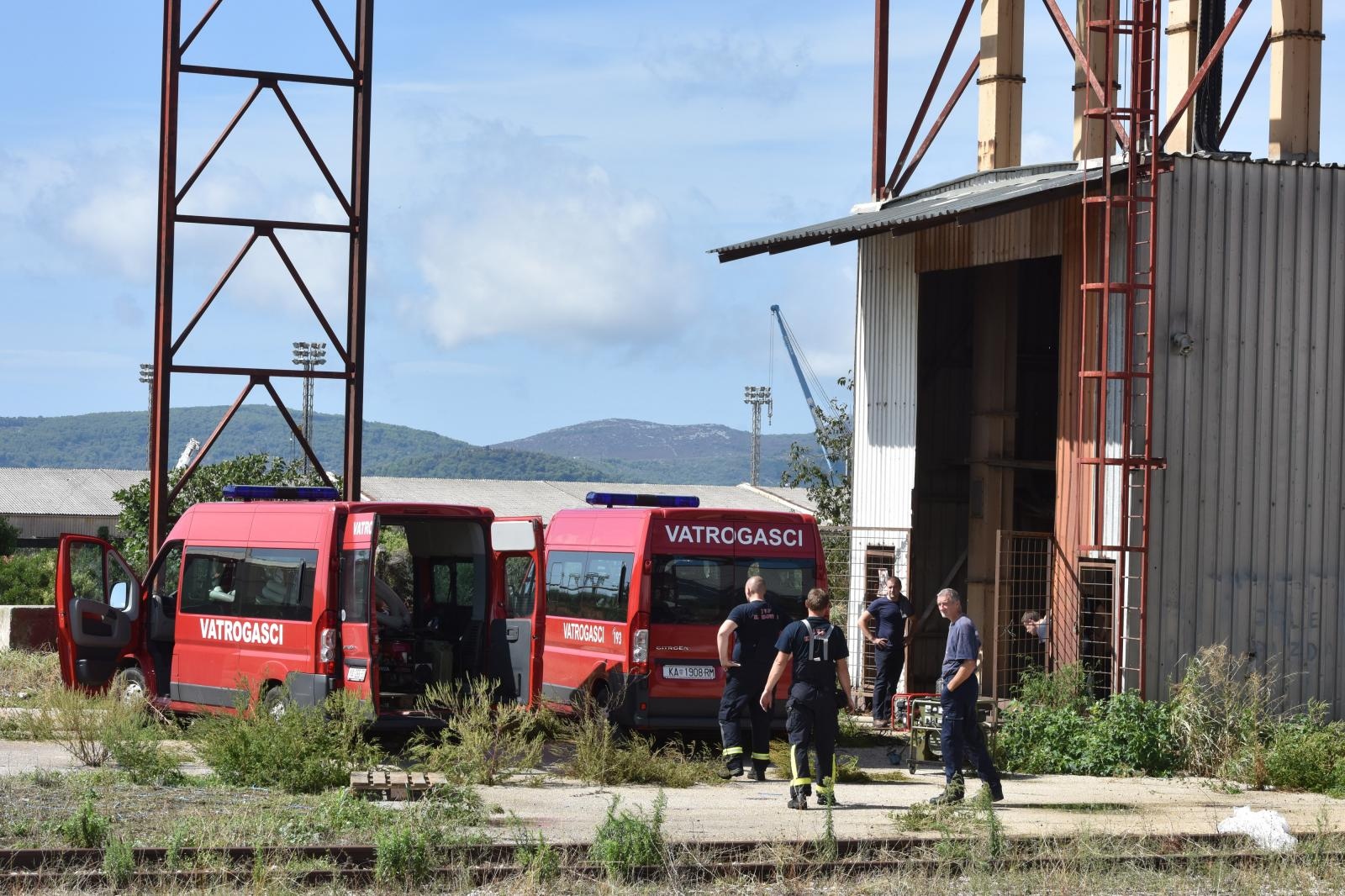 Dan poslije: Vatrogasci ispumpavaju vodu iz poplavljenih objekata