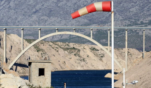 Zadar, 030111.Zbog jake bure podV elebitom je otezan promet.Na cesti Obrovac -Zaton Obrovacki promet je bio zatvoren za sva vozila oko jedan sat jer je bura okrenula prikolicu jednog kamiona.Na fotografiji : Maslenicki mostFoto : Vladimir Ivanov / CRO