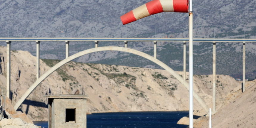 Zadar, 030111.Zbog jake bure podV elebitom je otezan promet.Na cesti Obrovac -Zaton Obrovacki promet je bio zatvoren za sva vozila oko jedan sat jer je bura okrenula prikolicu jednog kamiona.Na fotografiji : Maslenicki mostFoto : Vladimir Ivanov / CRO