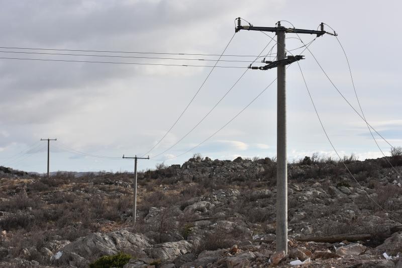 Karlobag: Srušeni stupovi niskonaponske mreže, Foto: Dino Stanin/PIXSELL Karlobag: Srušeni stupovi niskonaponske mreže, Foto: Dino Stanin/PIXSELL