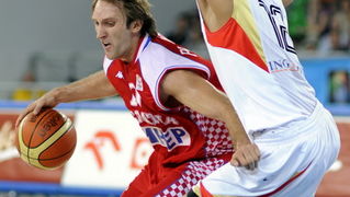 Bydgoszcz, 150909.
Dvorana Sport Arena Luczniczka.
Europsko prvenstvo u kosarci u Poljskoj, drugi krug natjecanja po skupinama 3. kolo grupe E, utakmica izmedju Hrvatske i Njemacke odlucujuca za ulazak u cetvrtfinale.
Na slici: Planinic.
Foto: Drago Sopta