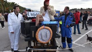 Karnevalska povorka krenula je s Branimirove obale prema Poluotoku. Photo: Dino Stanin/PIXSELL