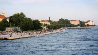 Panoramske fotografije s trajekta koji vozi od Zadra do otoka Ugljana. Photo: Filip Brala/PIXSELL Autor  Filip Brala/PIXSELL KLJUČNE RIJEČI  panorama, morske orgulje, pozdrav suncu, trajekt, riva