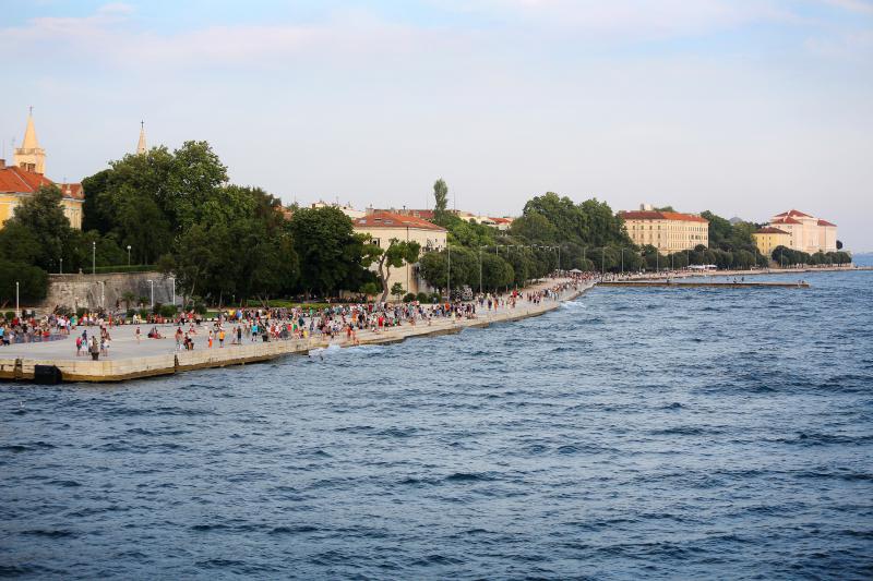 Panoramske fotografije s trajekta koji vozi od Zadra do otoka Ugljana. Photo: Filip Brala/PIXSELL Autor  Filip Brala/PIXSELL KLJUČNE RIJEČI  panorama, morske orgulje, pozdrav suncu, trajekt, riva
