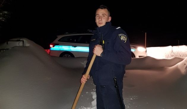 Policajci na snijegu