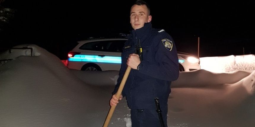 Policajci na snijegu