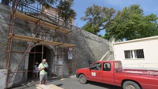 Iako se priblizava pocetak turisticke sezone, stara gradska jezgra pretvorena je u veliko gradiliste. Photo: Dino Stanin/PIXSELL Autor Dino Stanin/PIXSELL Ključne riječi bager, turisticka sezona, skele, raskopano, cesta, radovi, Iako se priblizava pocetak turisticke sezone, stara gradska jezgra pretvorena je u veliko gradiliste. Photo: Dino Stanin/PIXSELL Autor Dino Stanin/PIXSELL Ključne riječi bager, turisticka sezona, skele, raskopano, cesta, radovi,