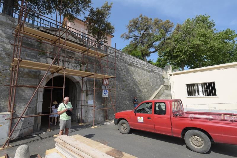 Iako se priblizava pocetak turisticke sezone, stara gradska jezgra pretvorena je u veliko gradiliste. Photo: Dino Stanin/PIXSELL Autor Dino Stanin/PIXSELL Ključne riječi bager, turisticka sezona, skele, raskopano, cesta, radovi, Iako se priblizava pocetak turisticke sezone, stara gradska jezgra pretvorena je u veliko gradiliste. Photo: Dino Stanin/PIXSELL Autor Dino Stanin/PIXSELL Ključne riječi bager, turisticka sezona, skele, raskopano, cesta, radovi,