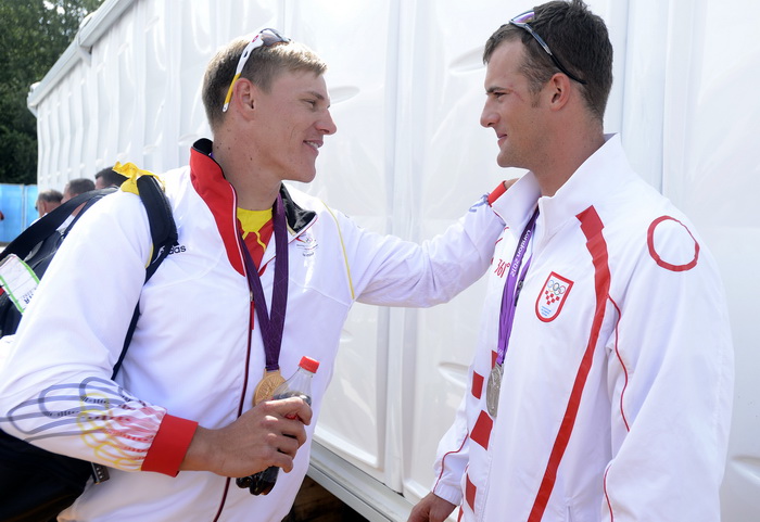 London, 030812.
Jezero Eton Dorney.
Hrvatski veslacki cetverac na parice David Sain, Damir Martin i braca Martin i Valent Sinkovic u finalnoj utrci osvojili srebrnu medalju na Olimpijskim Igrama u Londonu.
Na fotografiji: jedan od zlatne njemacke posade London, 030812.
Jezero Eton Dorney.
Hrvatski veslacki cetverac na parice David Sain, Damir Martin i braca Martin i Valent Sinkovic u finalnoj utrci osvojili srebrnu medalju na Olimpijskim Igrama u Londonu.
Na fotografiji: jedan od zlatne njemacke posade