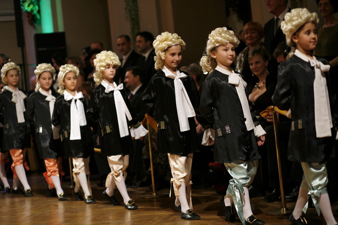 Varazdin, 030212.
U varazdinskom HNK odrzava se 19. Sjajni bal grada Varazdina, koji ugoscuje mnoge poznate uzvanike, od uglednih diplomata, glumaca, gospodarstvenika i politicara.
Pregrst baroknih specijaliteta za ovogodisnji bal spremili su zlatni kuhar Varazdin, 030212.
U varazdinskom HNK odrzava se 19. Sjajni bal grada Varazdina, koji ugoscuje mnoge poznate uzvanike, od uglednih diplomata, glumaca, gospodarstvenika i politicara.
Pregrst baroknih specijaliteta za ovogodisnji bal spremili su zlatni kuhar