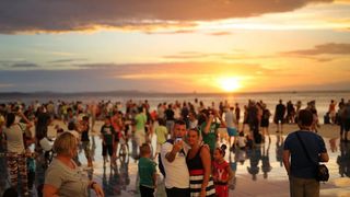 Zadrani i njihovi gosti jučer su mogli svjedociti nevjerojatnom zalasku sunca,
Photo: Filip Brala/PIXSELL Zadrani i njihovi gosti jučer su mogli svjedociti nevjerojatnom zalasku sunca,
Photo: Filip Brala/PIXSELL