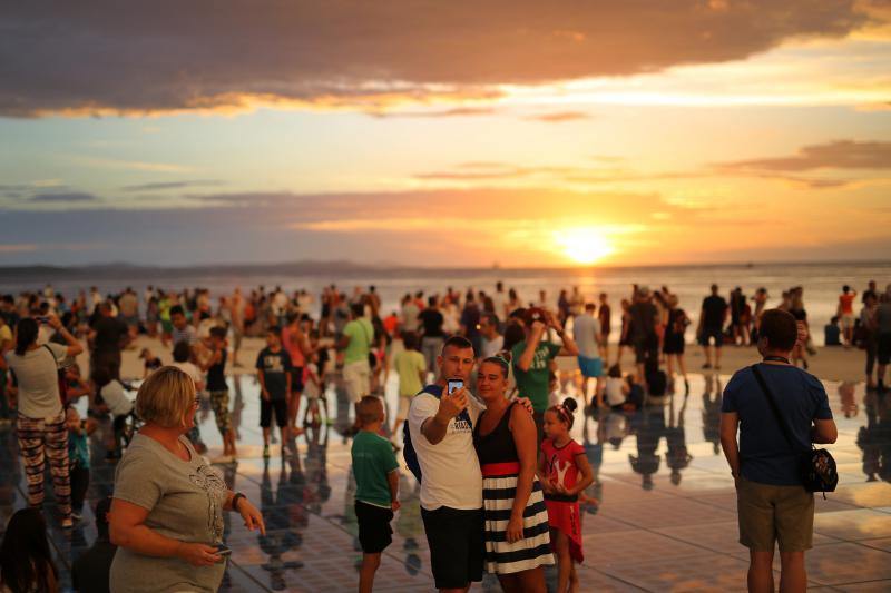 Zadrani i njihovi gosti jučer su mogli svjedociti nevjerojatnom zalasku sunca,
Photo: Filip Brala/PIXSELL Zadrani i njihovi gosti jučer su mogli svjedociti nevjerojatnom zalasku sunca,
Photo: Filip Brala/PIXSELL