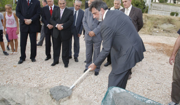 Split, 070910.
Povodom sutrasnjeg blagdana Male Gospe i Dana grada Solina polozen je kamen za novu sportsku dvoranu. 
Na slici: Ministar Fuchs s lopatom.
Foto: Jakov Prkic / Cropix