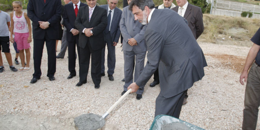 Split, 070910.
Povodom sutrasnjeg blagdana Male Gospe i Dana grada Solina polozen je kamen za novu sportsku dvoranu.
Na slici: Ministar Fuchs s lopatom.
Foto: Jakov Prkic / Cropix Split, 070910.
Povodom sutrasnjeg blagdana Male Gospe i Dana grada Solina polozen je kamen za novu sportsku dvoranu.
Na slici: Ministar Fuchs s lopatom.
Foto: Jakov Prkic / Cropix